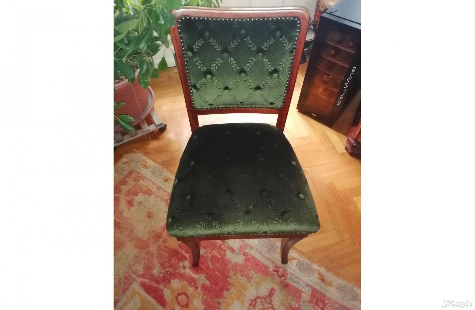 4 db felújított szék amely illeszthető a mellette levőhöz