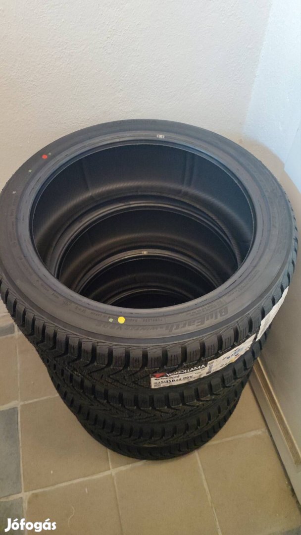 4 db használatlan Yokohama téligumi 225/45R19-es méretben