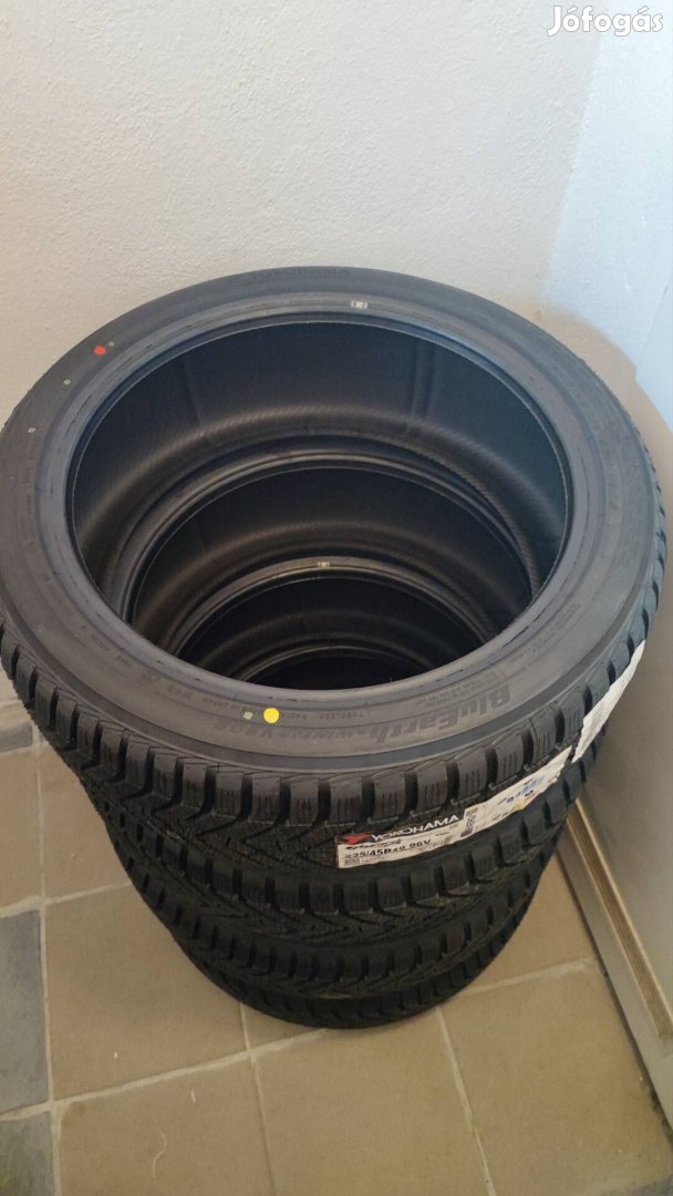 4 db használatlan Yokohama téligumi 225/45R19-es méretben