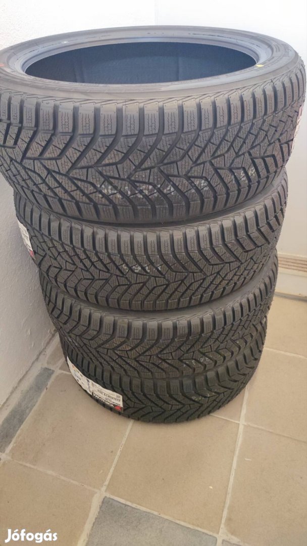 4 db használatlan Yokohama téligumi 225/45R19-es méretben