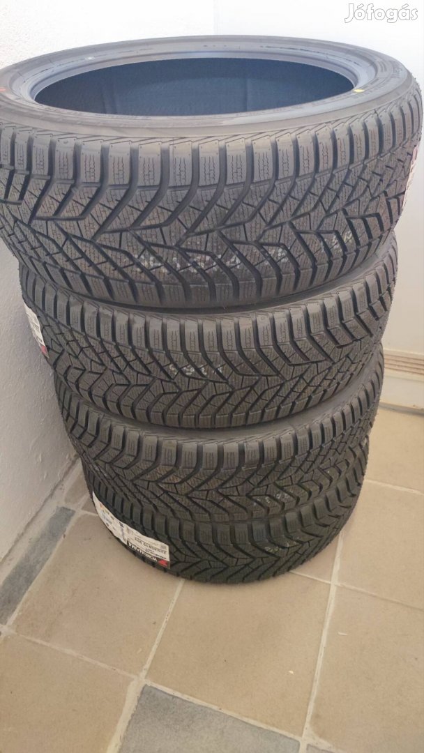 4 db használatlan Yokohama téligumi 225/45R19-es méretben