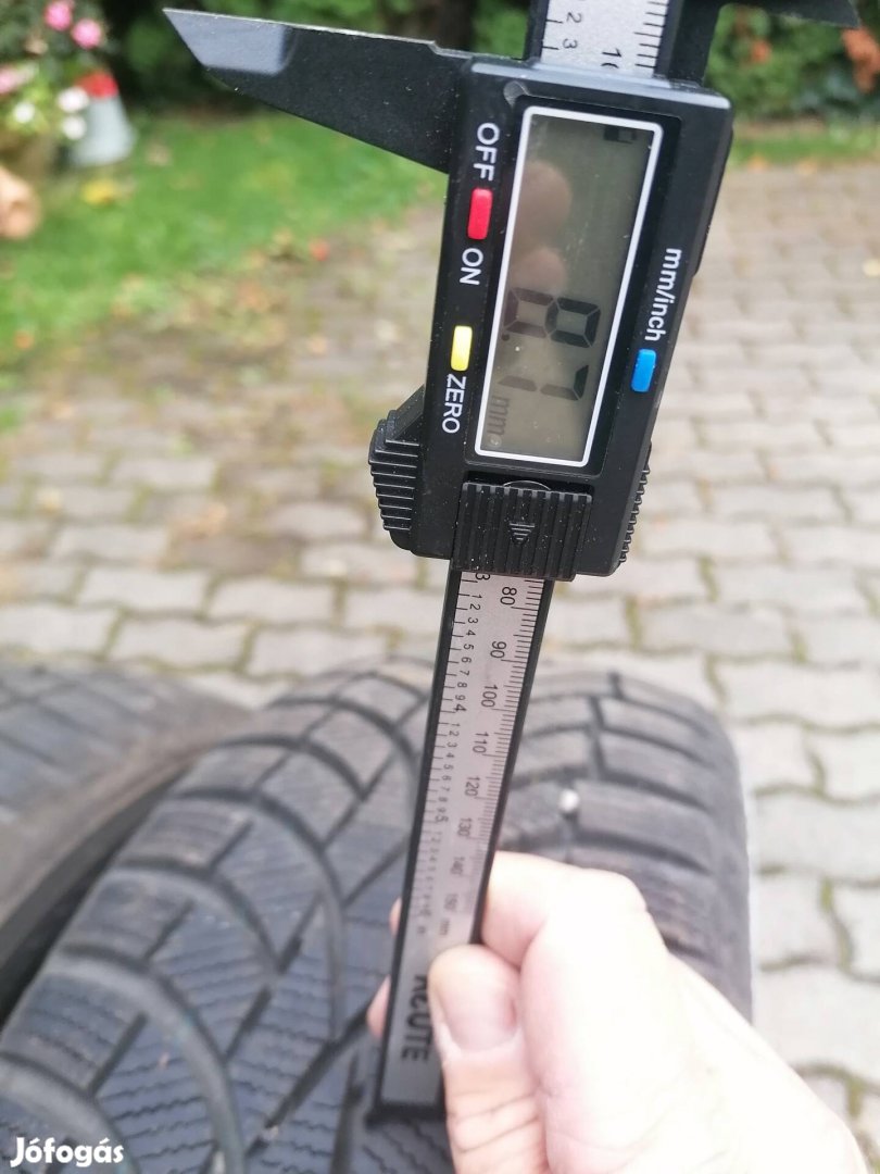 4 db szinte új téligumi 215/60r17 Toyo féláron