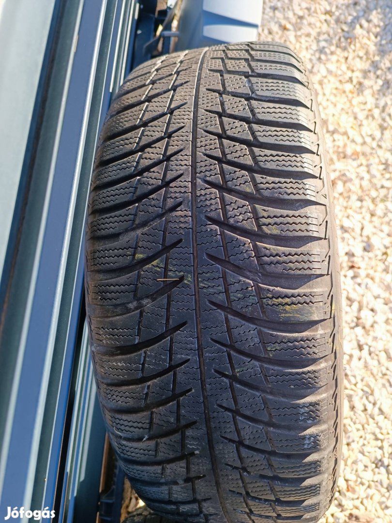 4 db téli gumi, Bridgestone és Firestone 205/55 R16-os méretben