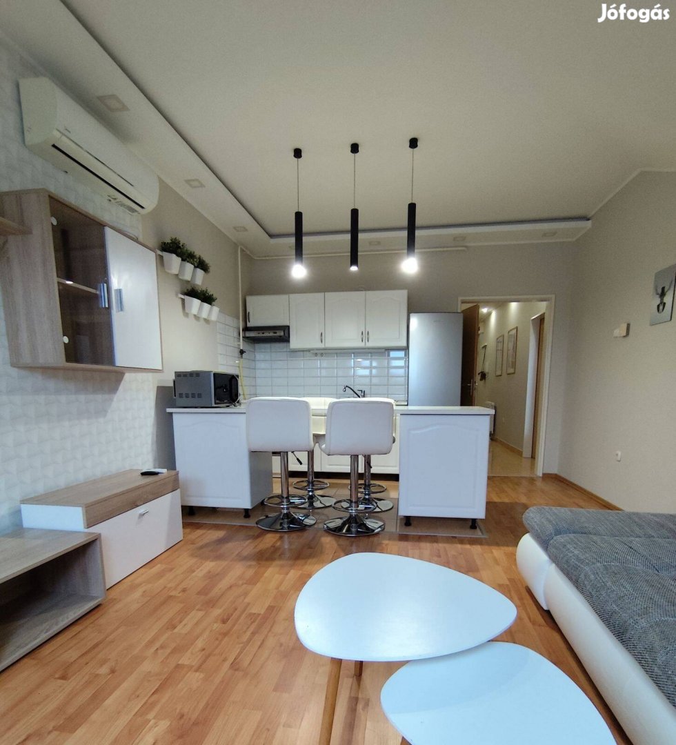 4-es Huszárok útján fiatalos lakás eladó