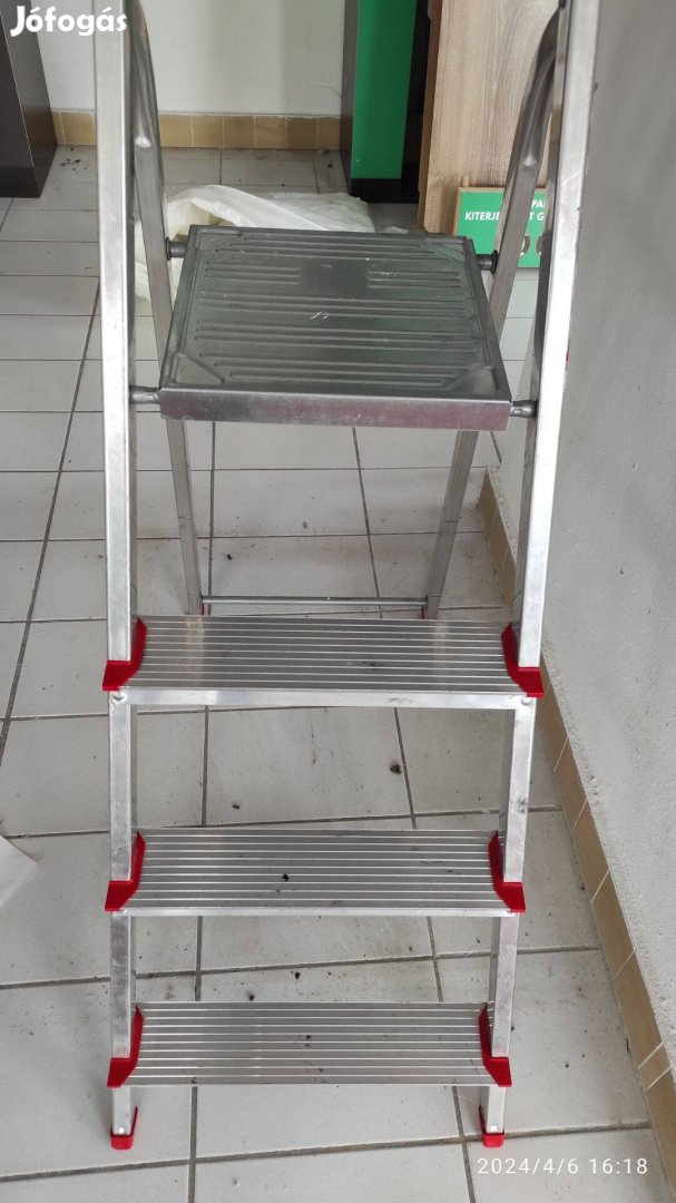 4 lépcsős könnyen mozgatható alumínium létra