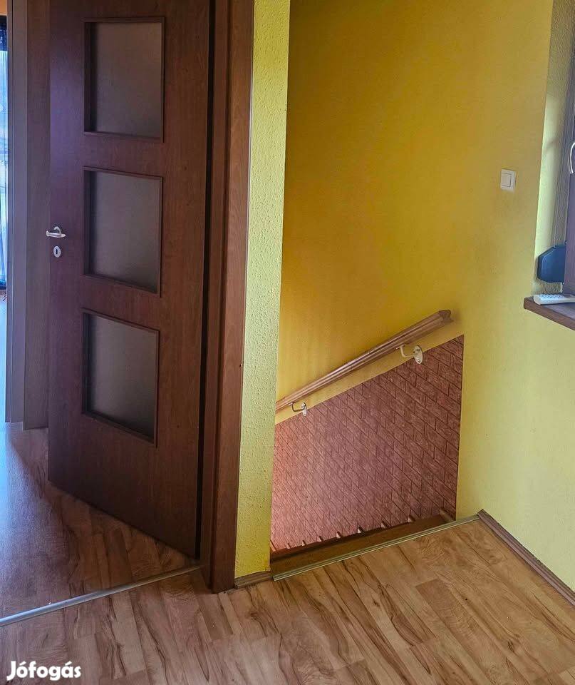 4 m hosszú fa korlát