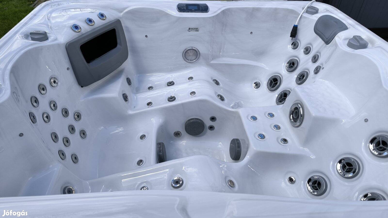 4 személyes jakuzzi 
