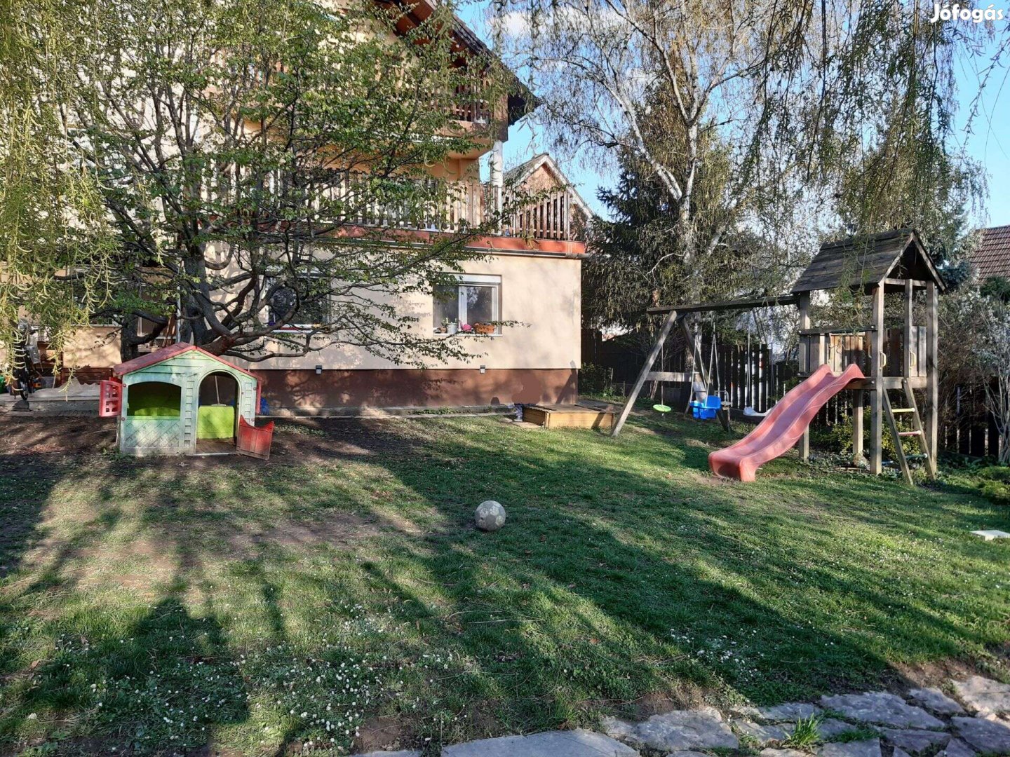 4 szobás, kertkapcsolatos lakás Budaörsön