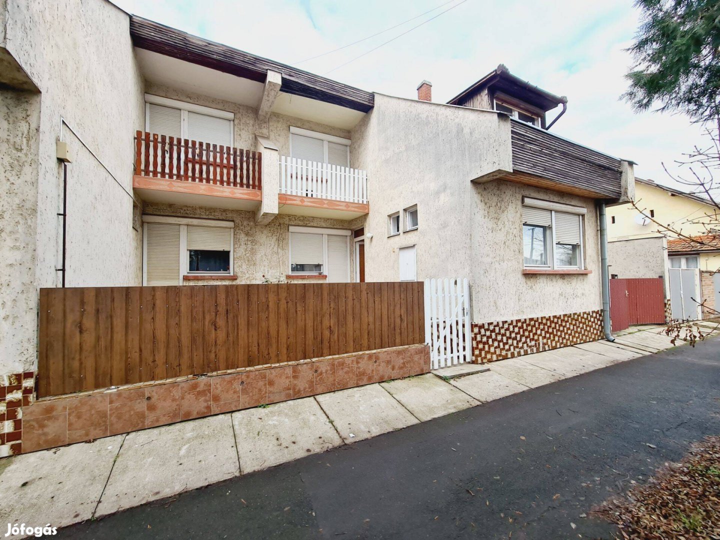 4 szobás ikerház garázzsal és melléképületekkel eladó!