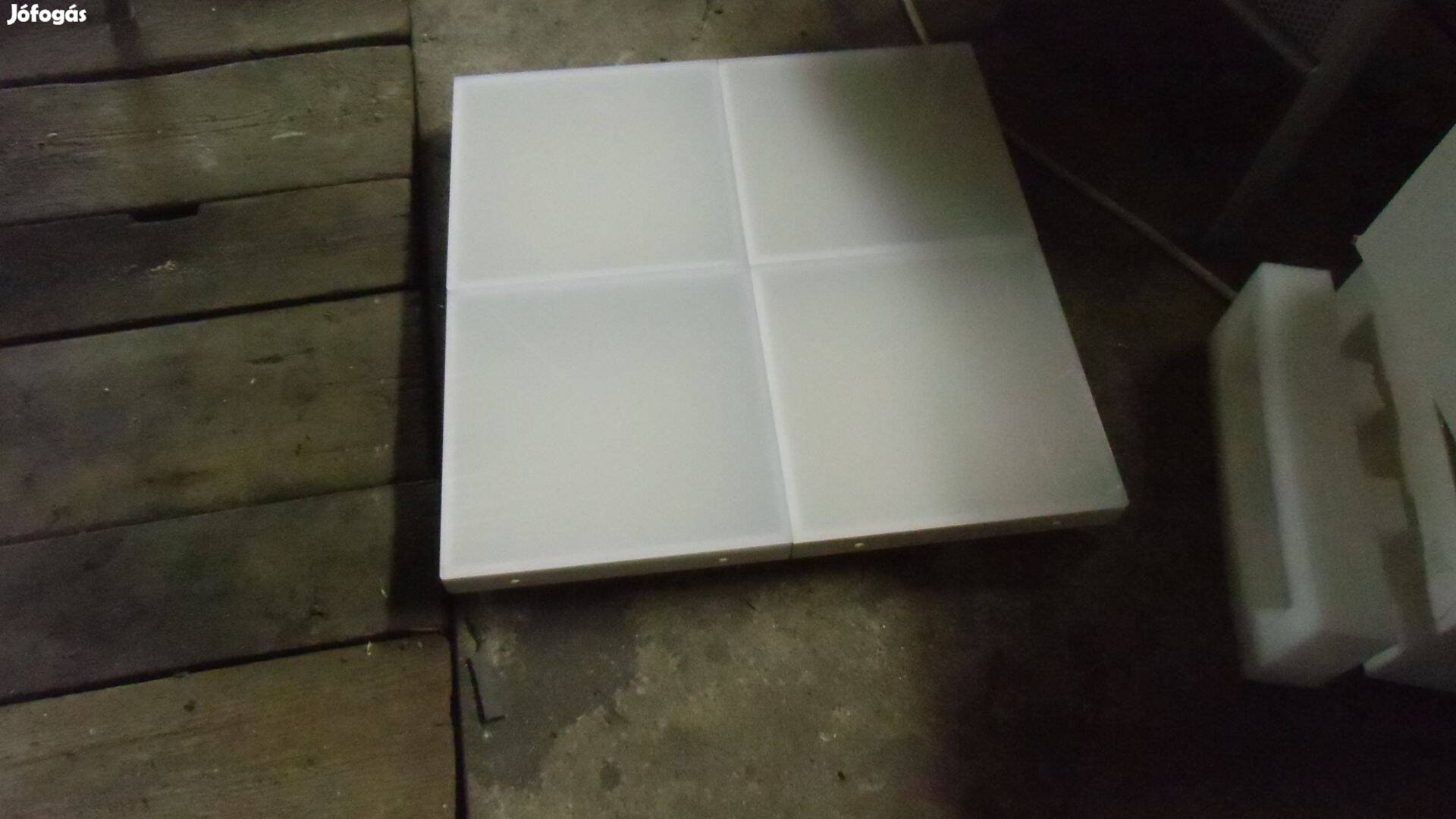 4 tagból álló vezérelhető 3szinű led panel