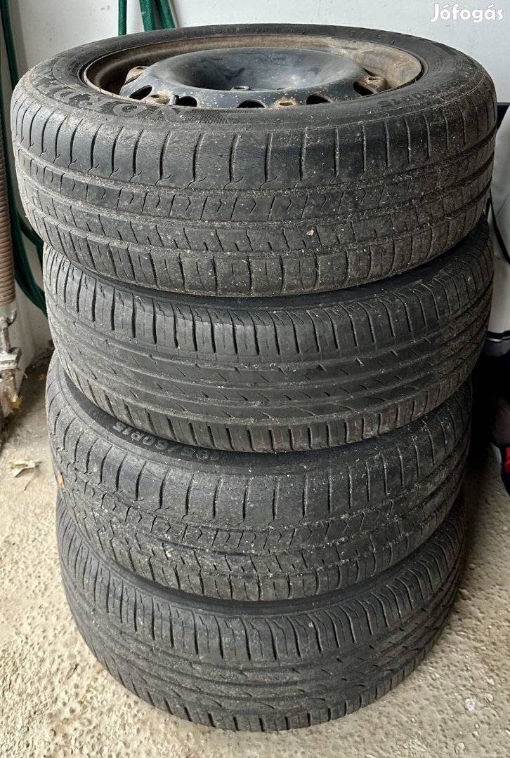 4db 15 felni nyári gumival