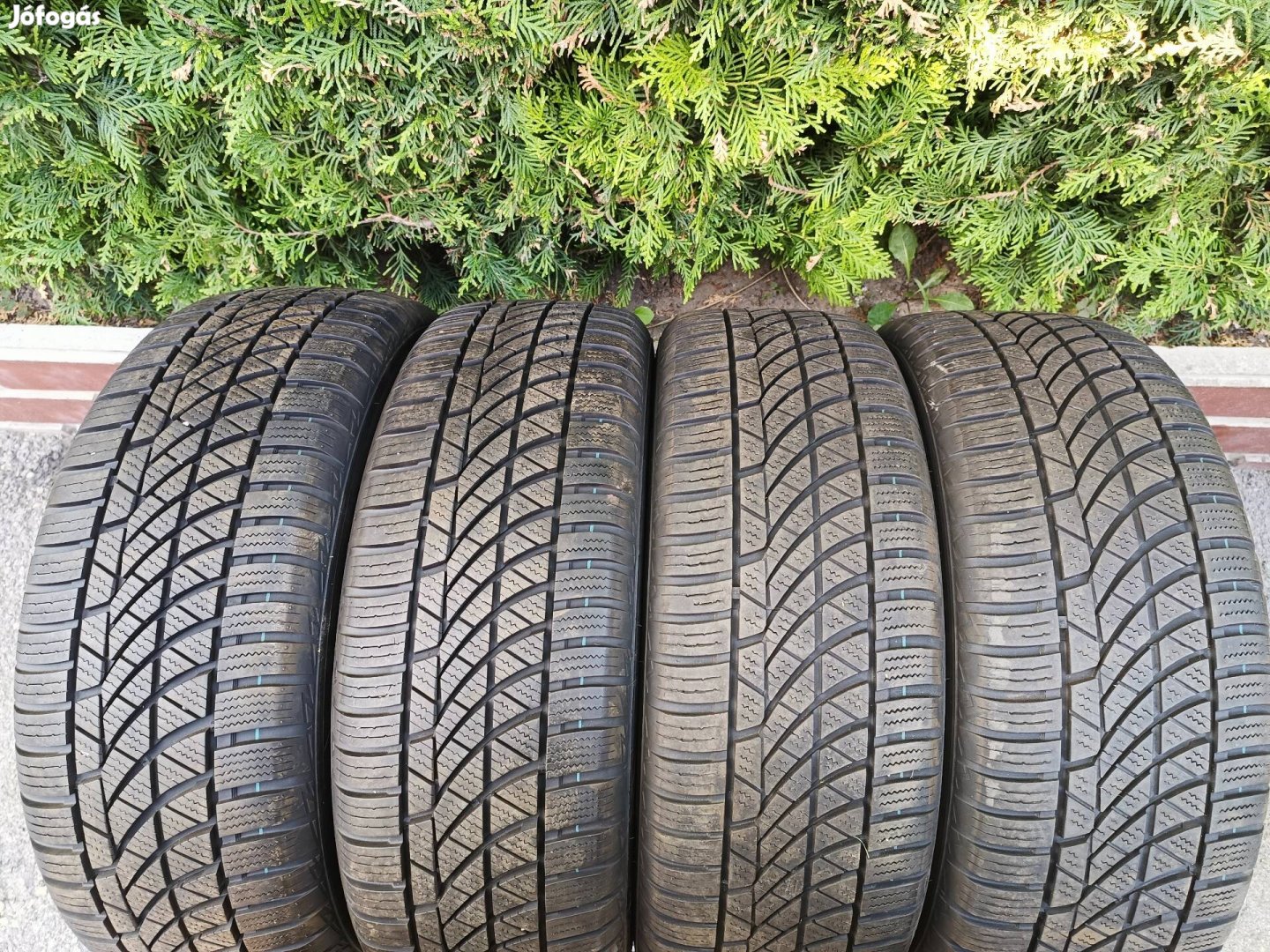 4db 17 / 17" Hankook Kinergy 4S 215/55 R17 négyévszakos gumi