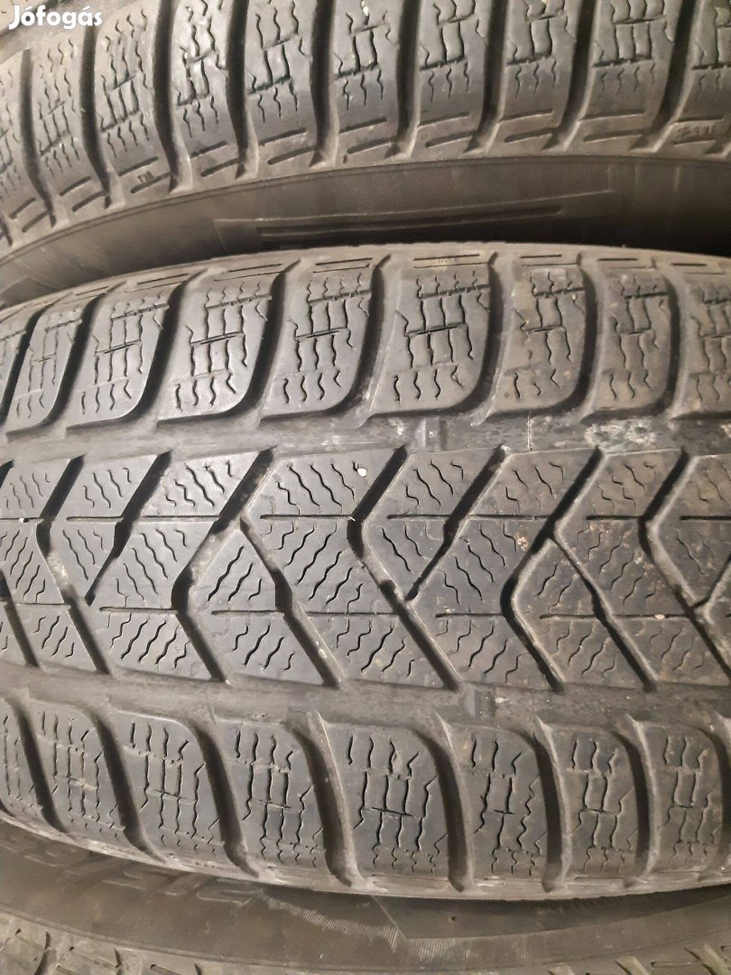 4db 215/65R16 98H Pirelli Sottozero3 téligumi