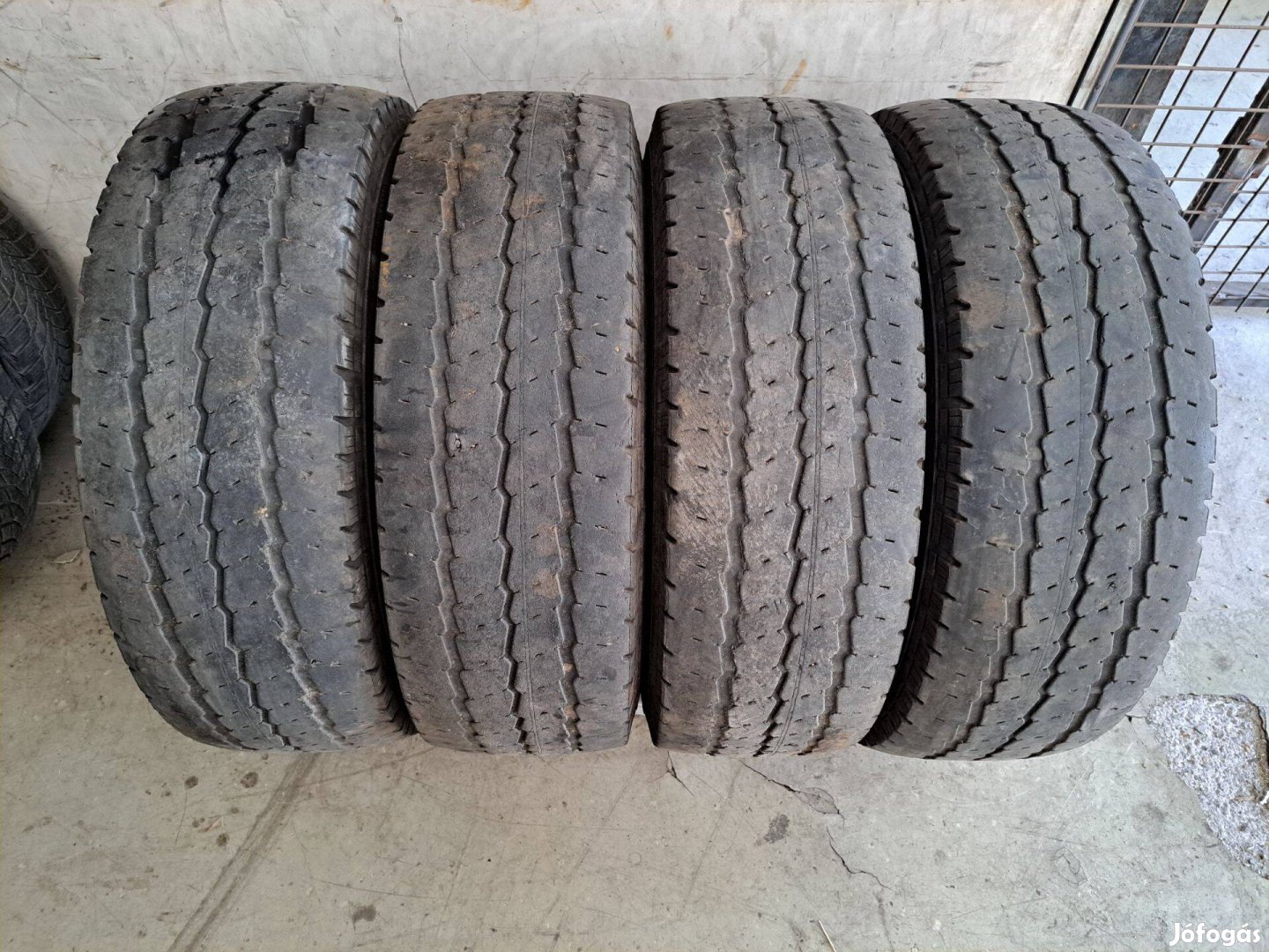 4db 215/70 R15C Continental Vancocamper teherautó gumi eladó (DOT2021