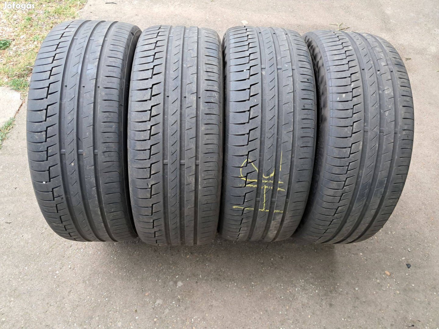4db 235/45R20 Nyári gumi