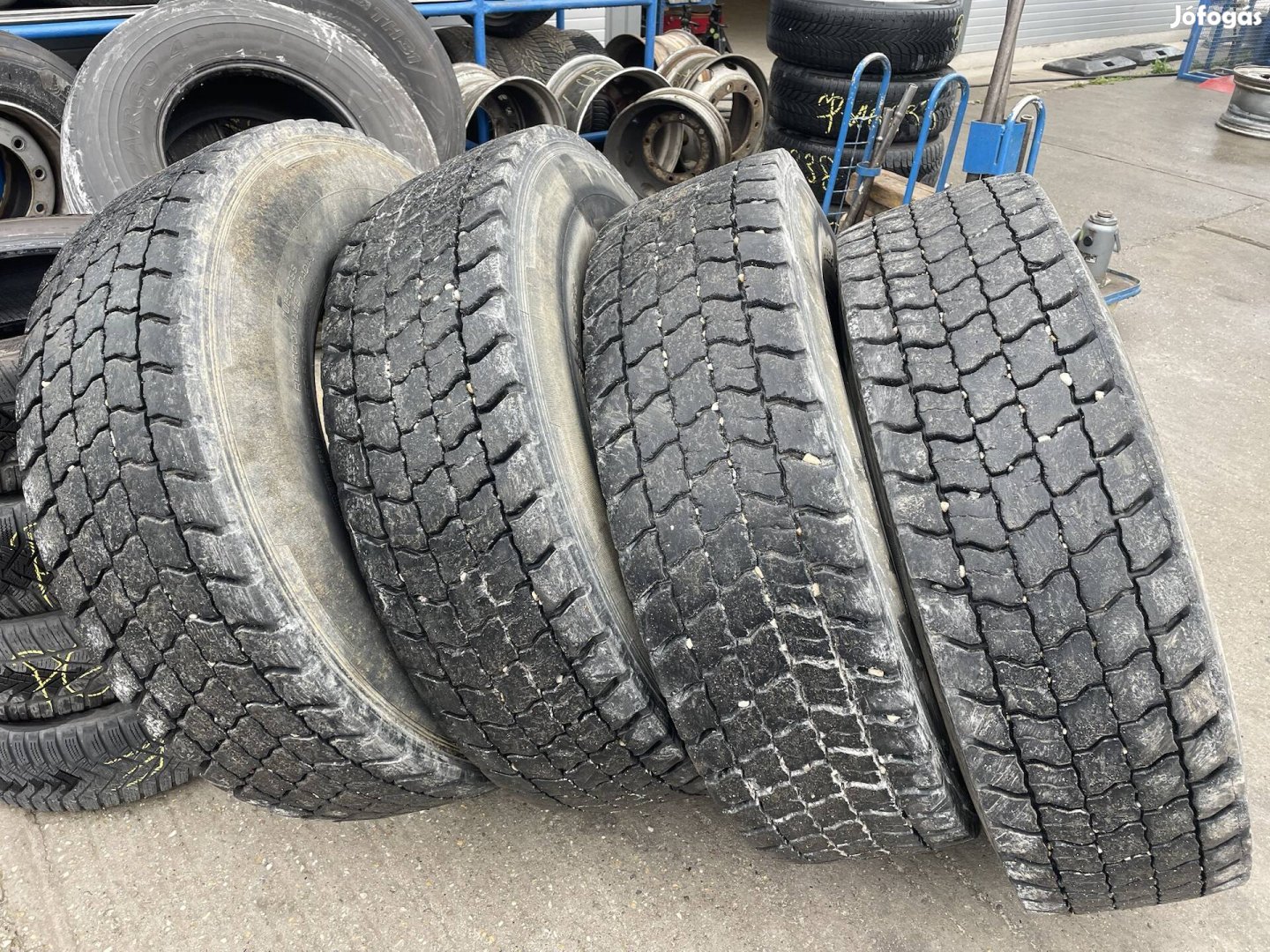 4db 315/80 R22,5 Kormoran húzó gumiabroncs