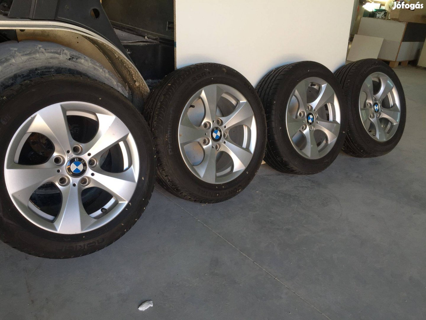 4db BMW gyári kerék nyári gumikkal