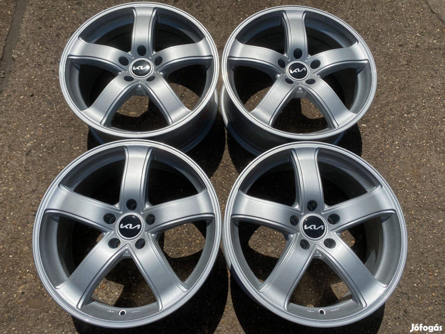 4db B.A.T. 18" Kia alufelni. (3963)