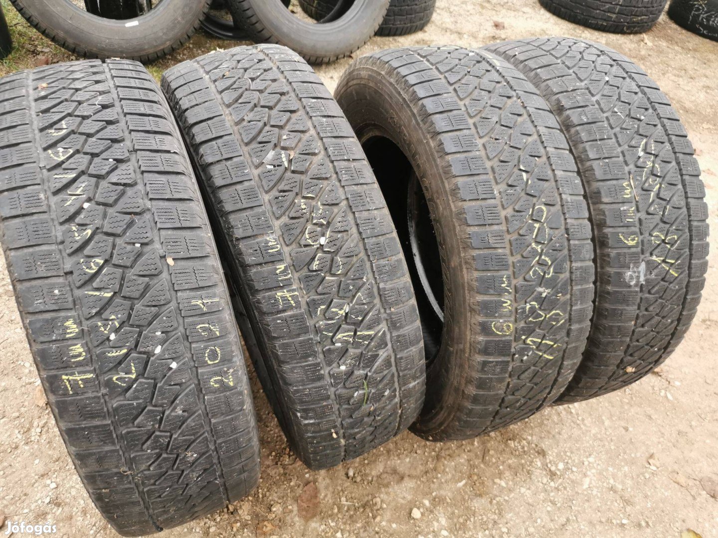 4db Bridgestone téli gumi 215 65 16C méretben eladó