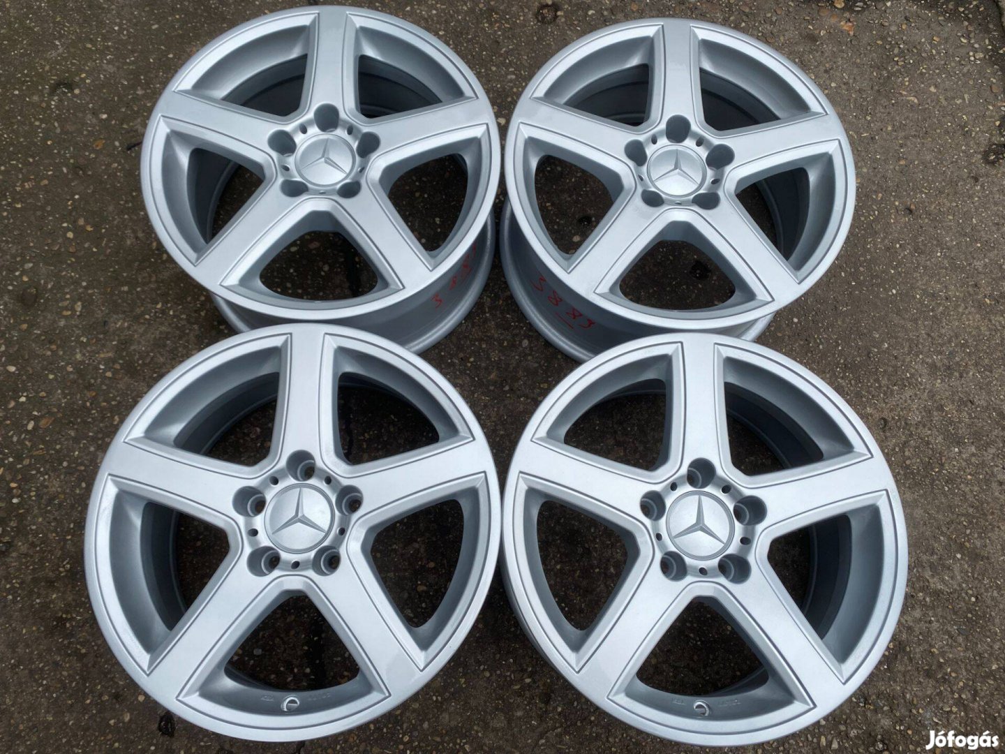 4db Dezent 16" Mercedes-Benz alufelni. (3889)