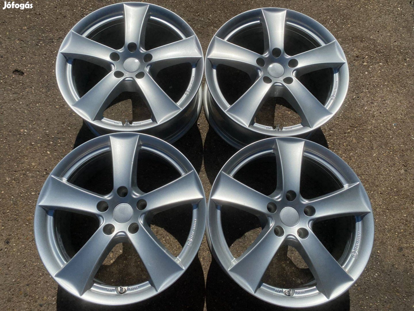 4db Dezent 17 VW Golf Touran alufelni. (4063)