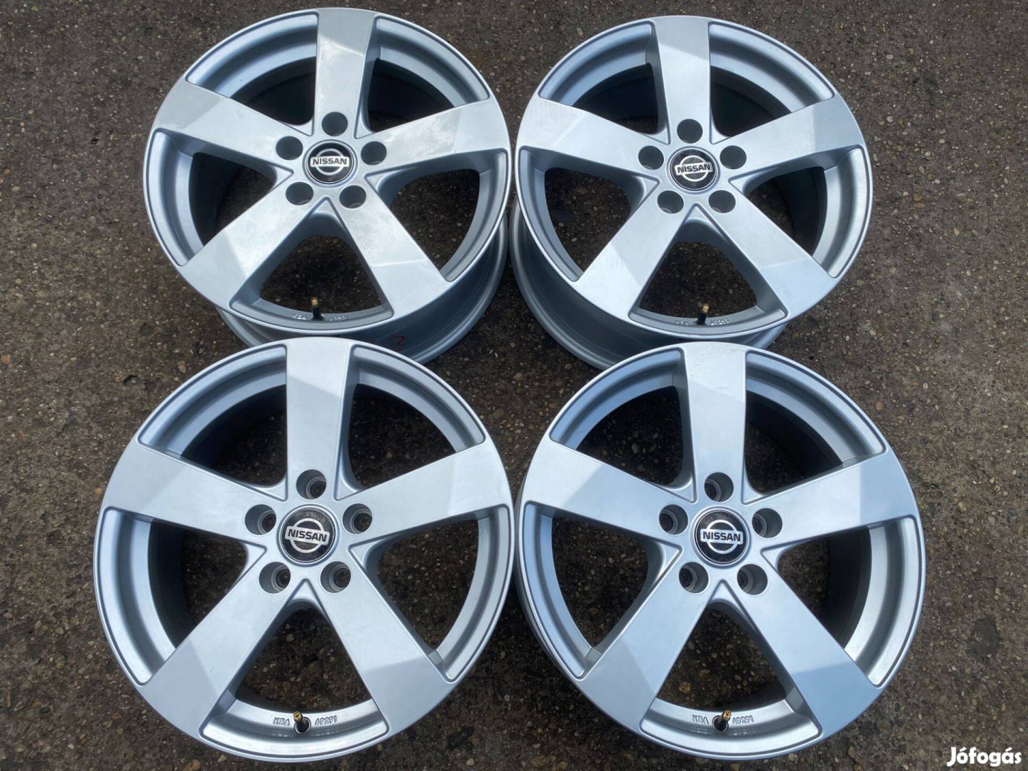 4db Dezent 17" Nissan alufelni. (3882)