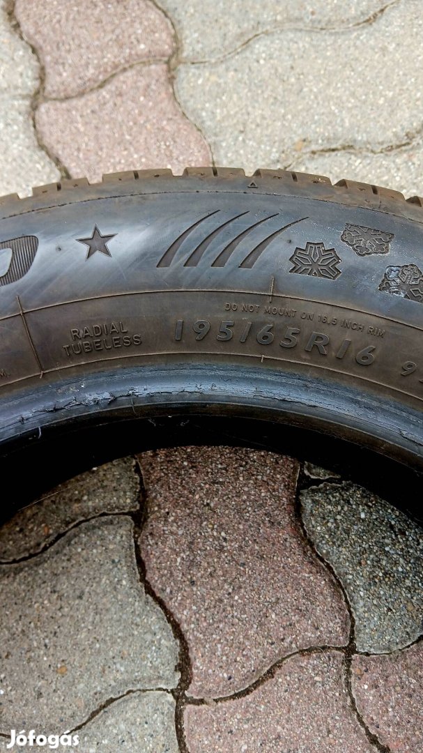 4db Dunlop R16 téligumi