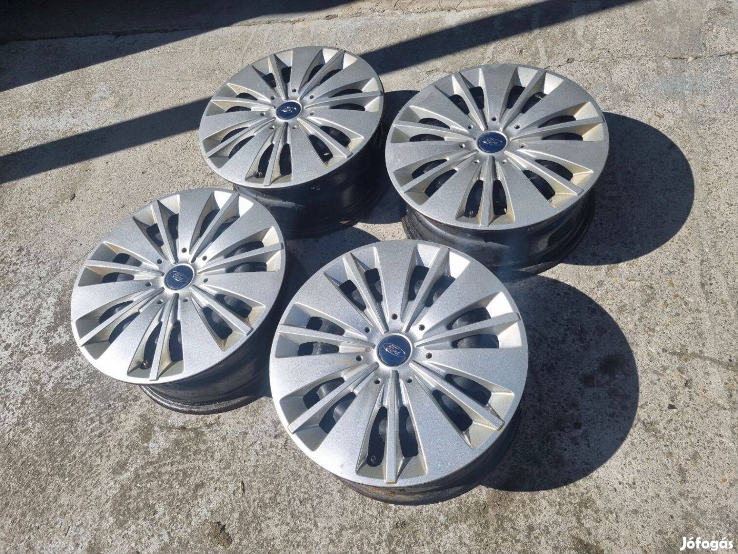 4db Ford Focus 16"-os acélfelni dísztárcsával