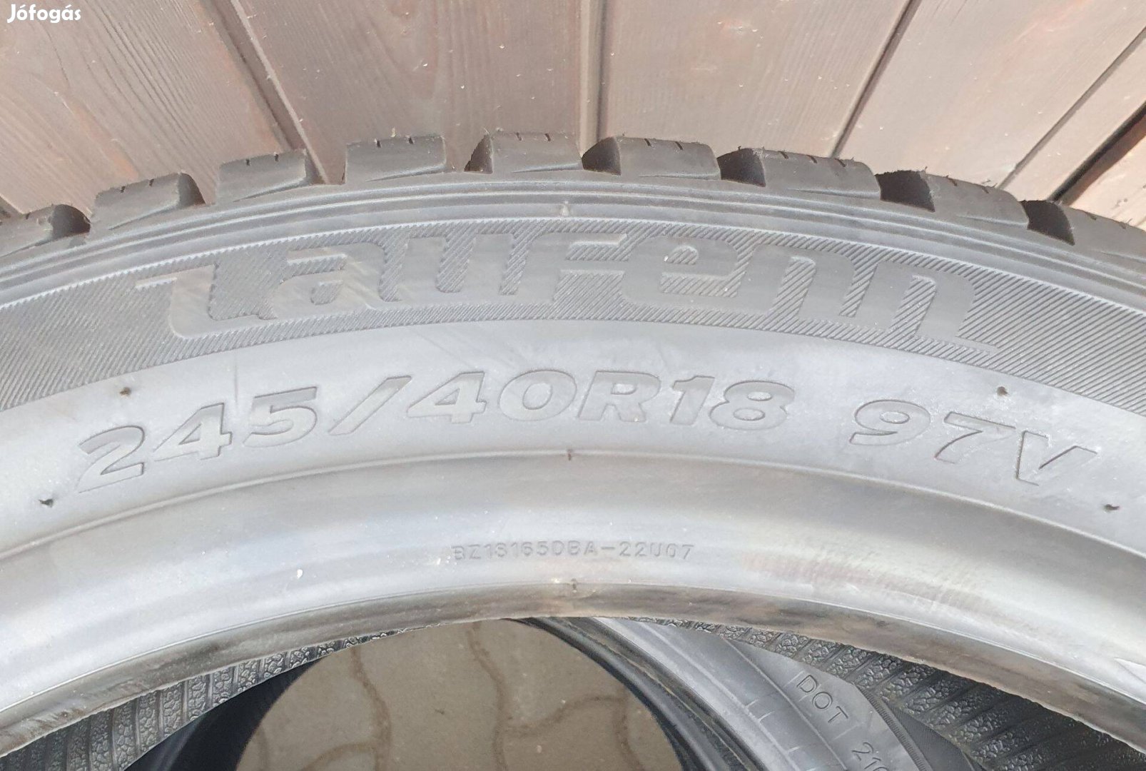 4db Laufenn 245/40 r18 téli gumi
