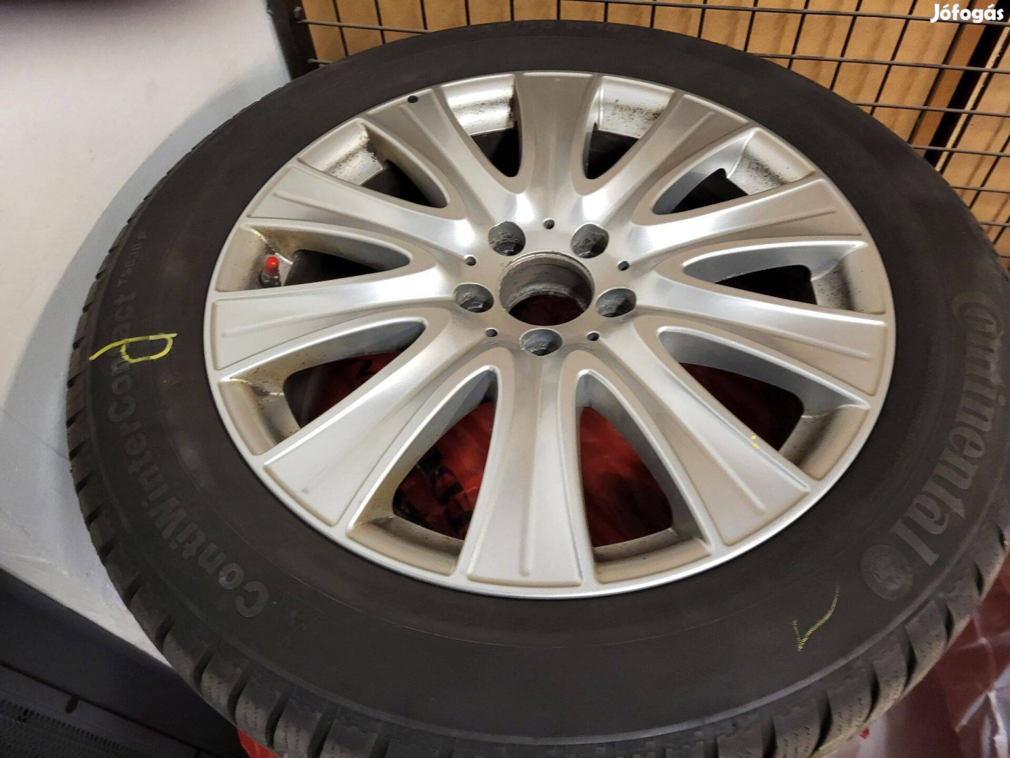 4db Mercedes gyári alufelni felni 8Jx18 ET41 Continental téligumikkal