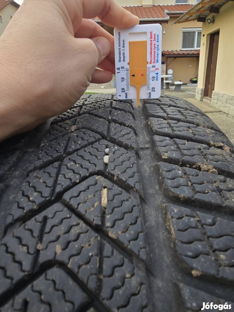 4db Pirelli Sottozero 3 téligumi 245/45R18