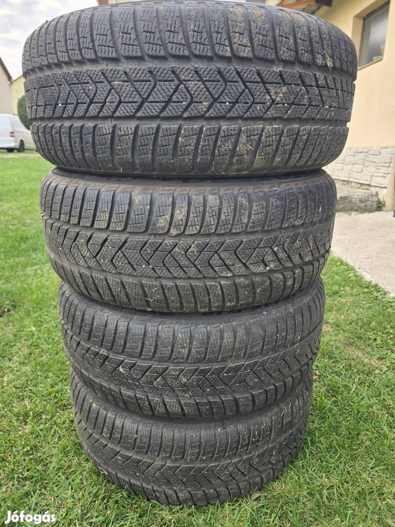 4db Pirelli Sottozero 3 téligumi 245/45R18