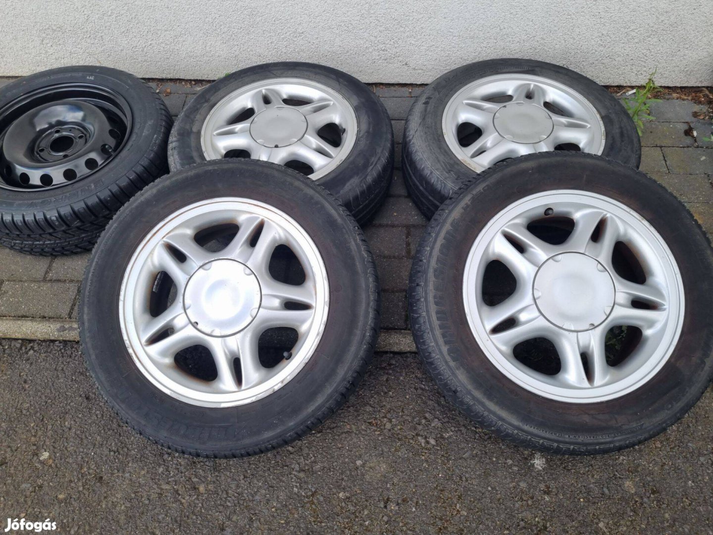 4db Renault Techrun gyári alufelni Bridgestone gumikkal