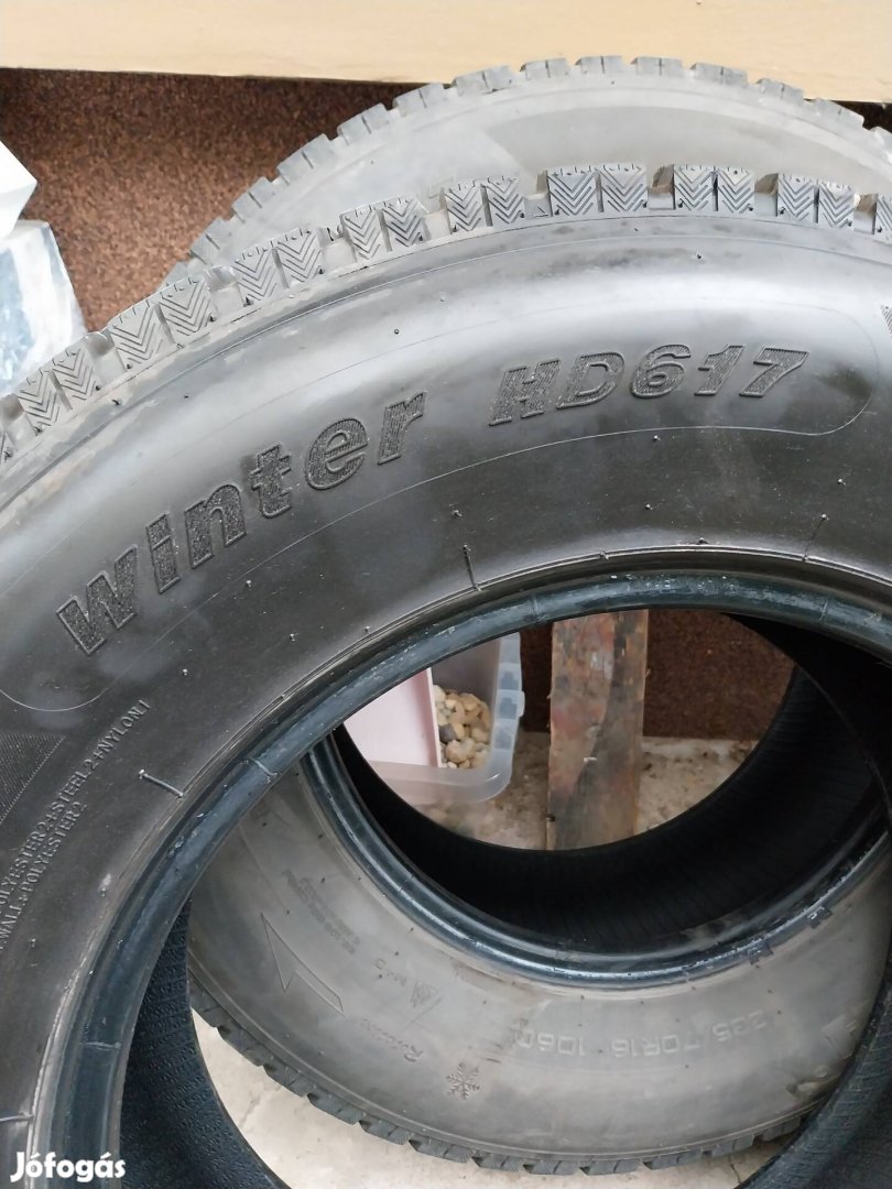 4db Téli gumi Haida 235/70R×16