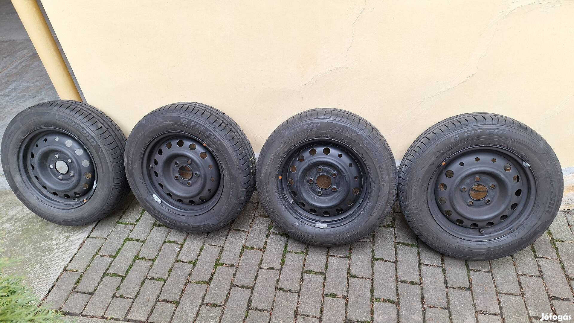 4db Újszerű 15" Laufenn kerekek Kia felnire szerelve eladó