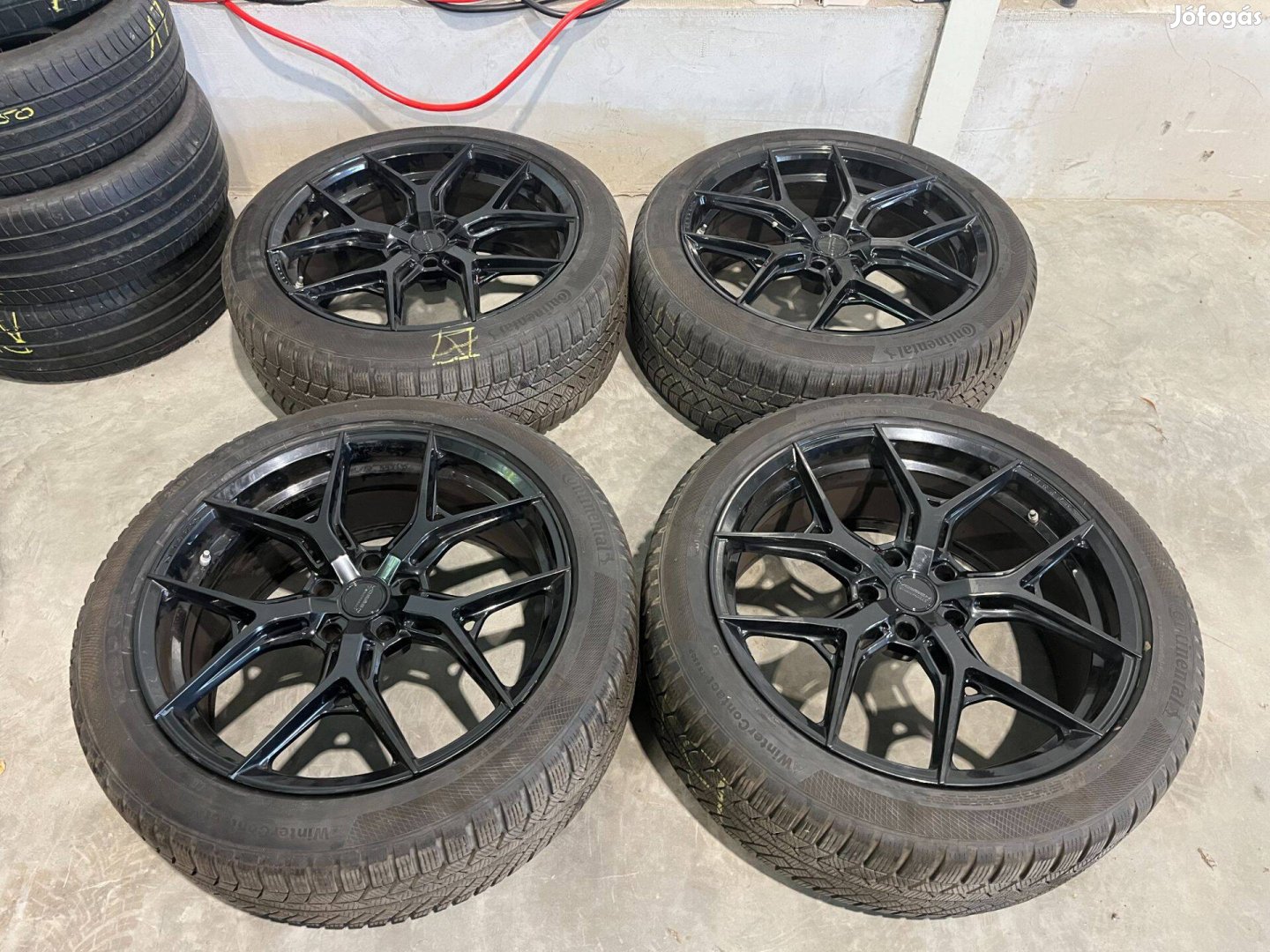 4db Vossen 22" fekete alufelni, 285/40 R22 Continental téli gumi