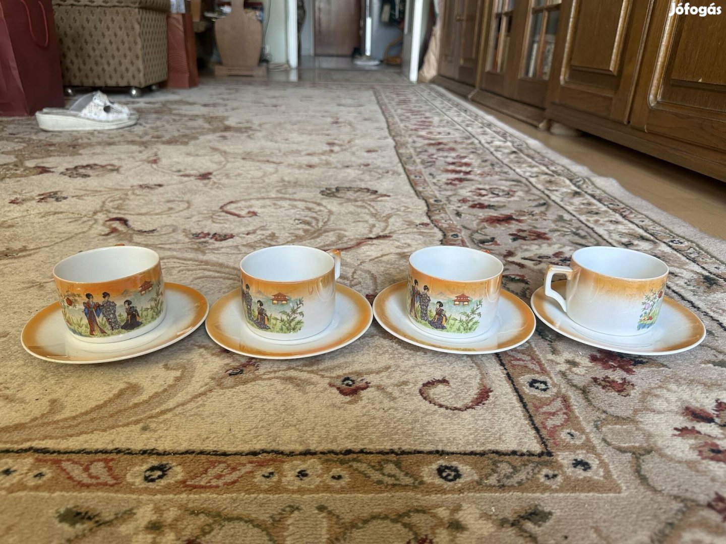 4db Zsolnay teáscsésze gésás