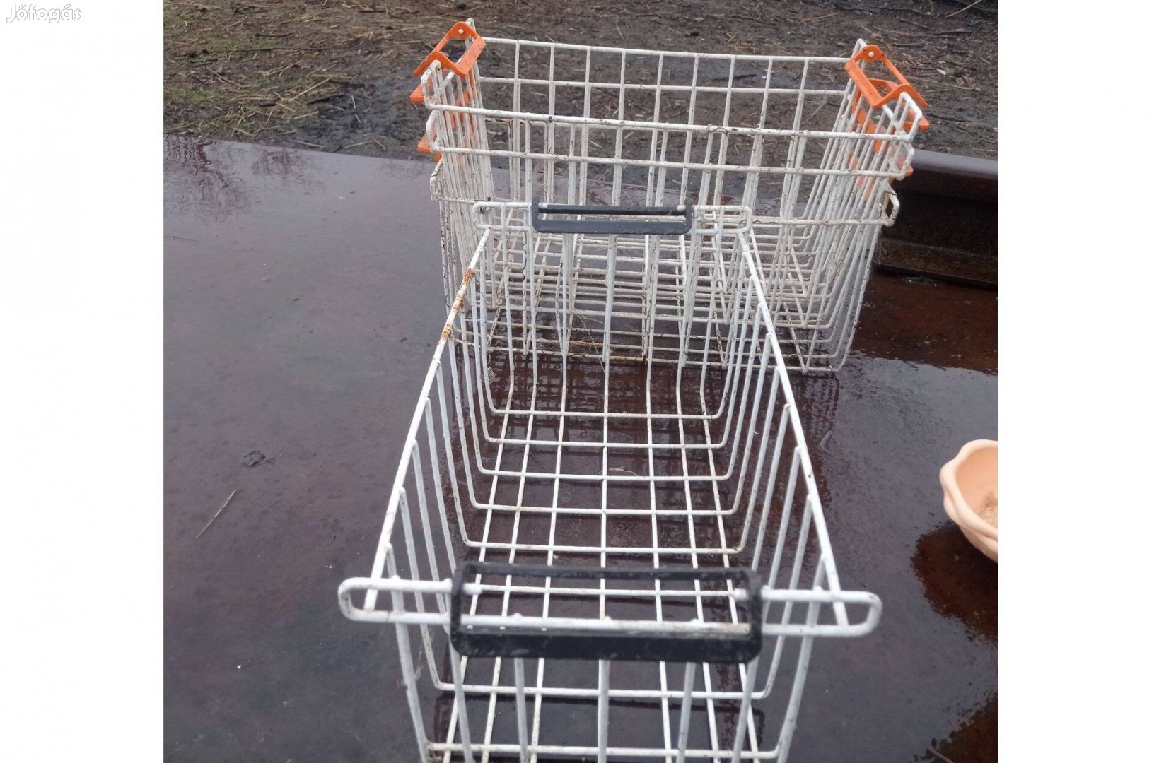 4db. Fagyasztóláda fém drótkosár műanyag fogantyúkkal