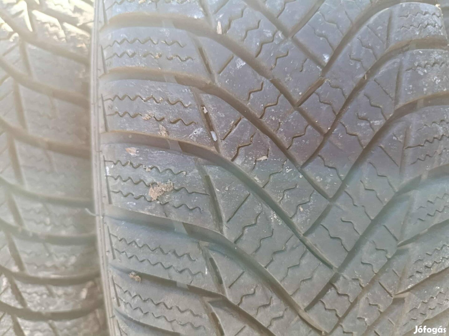 4db gumi abroncs  