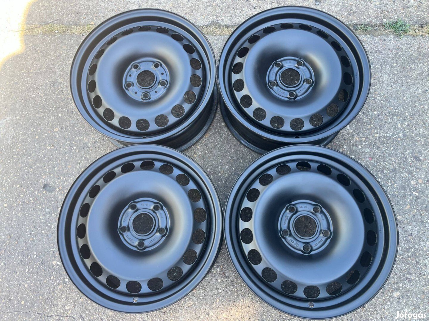 4db gyári 16" VW acélfelni. (286)