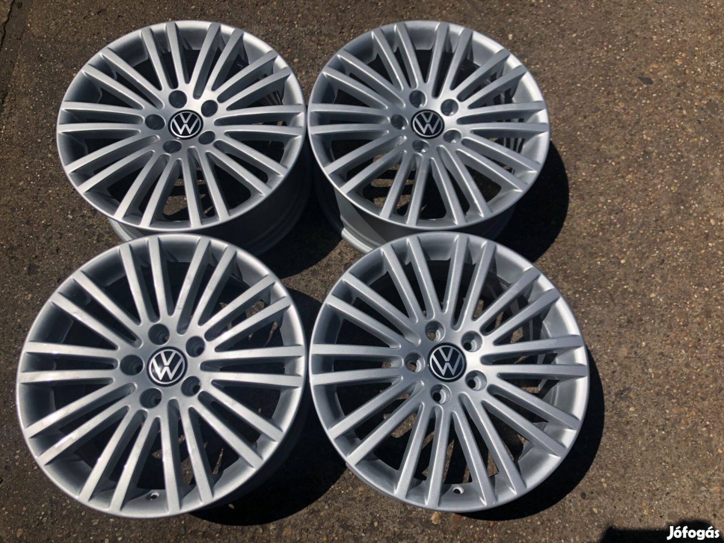 4db gyári 17" VW Passat alufelni. (3970)