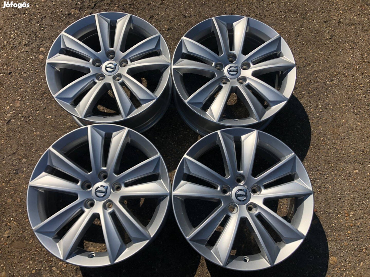 4db gyári 17" Volvo alufelni. (3937)