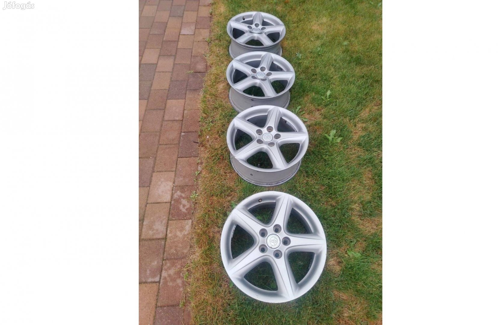4db gyáti Toyota alufelni szett + Toyota alufelni csavar szett + kupak