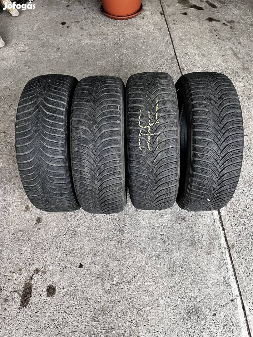 4db használt 195/65r15 téligumi