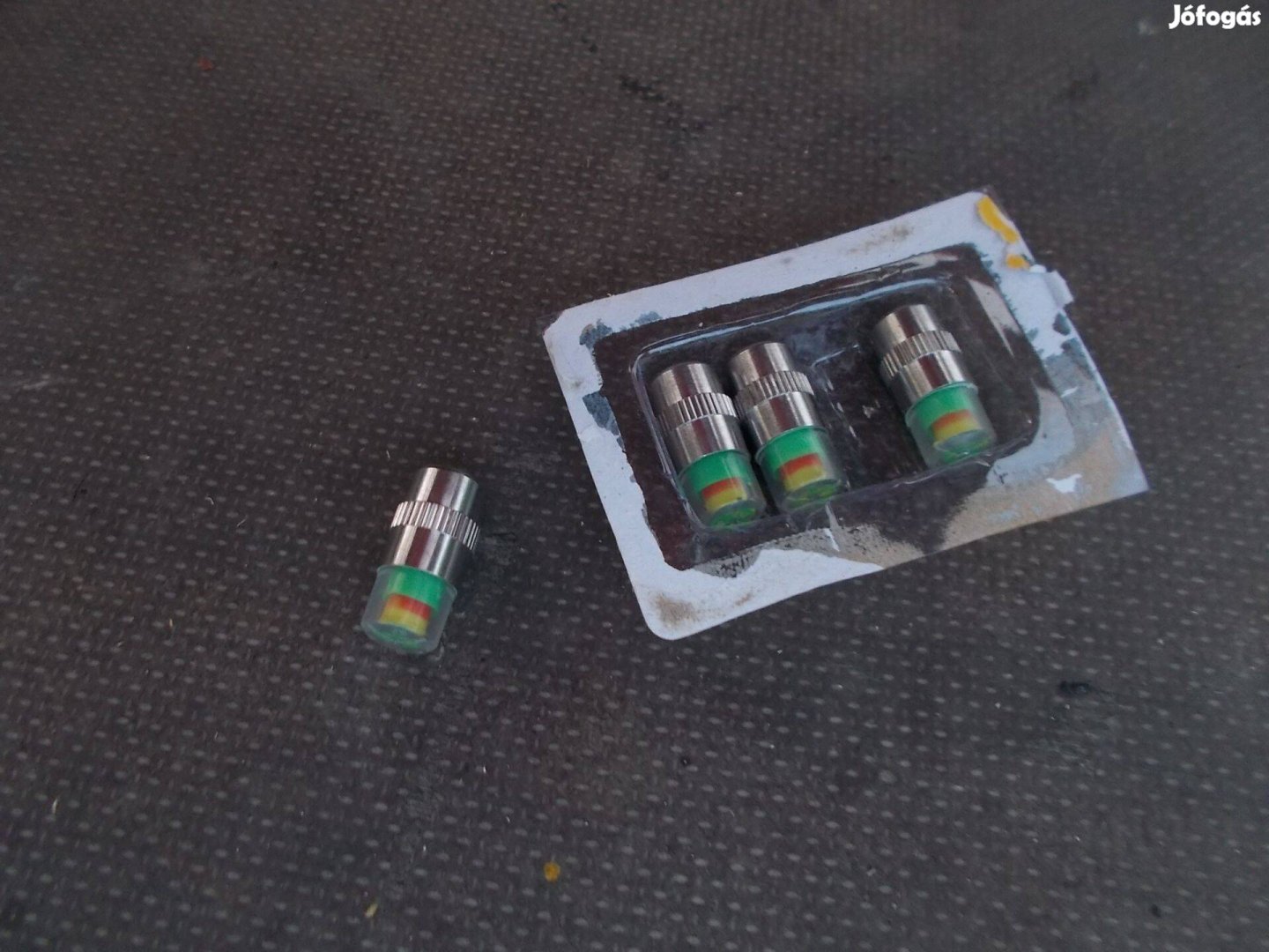 4db os szett : Új Nyomásmérő s szelepsapka 2,4 bar -os