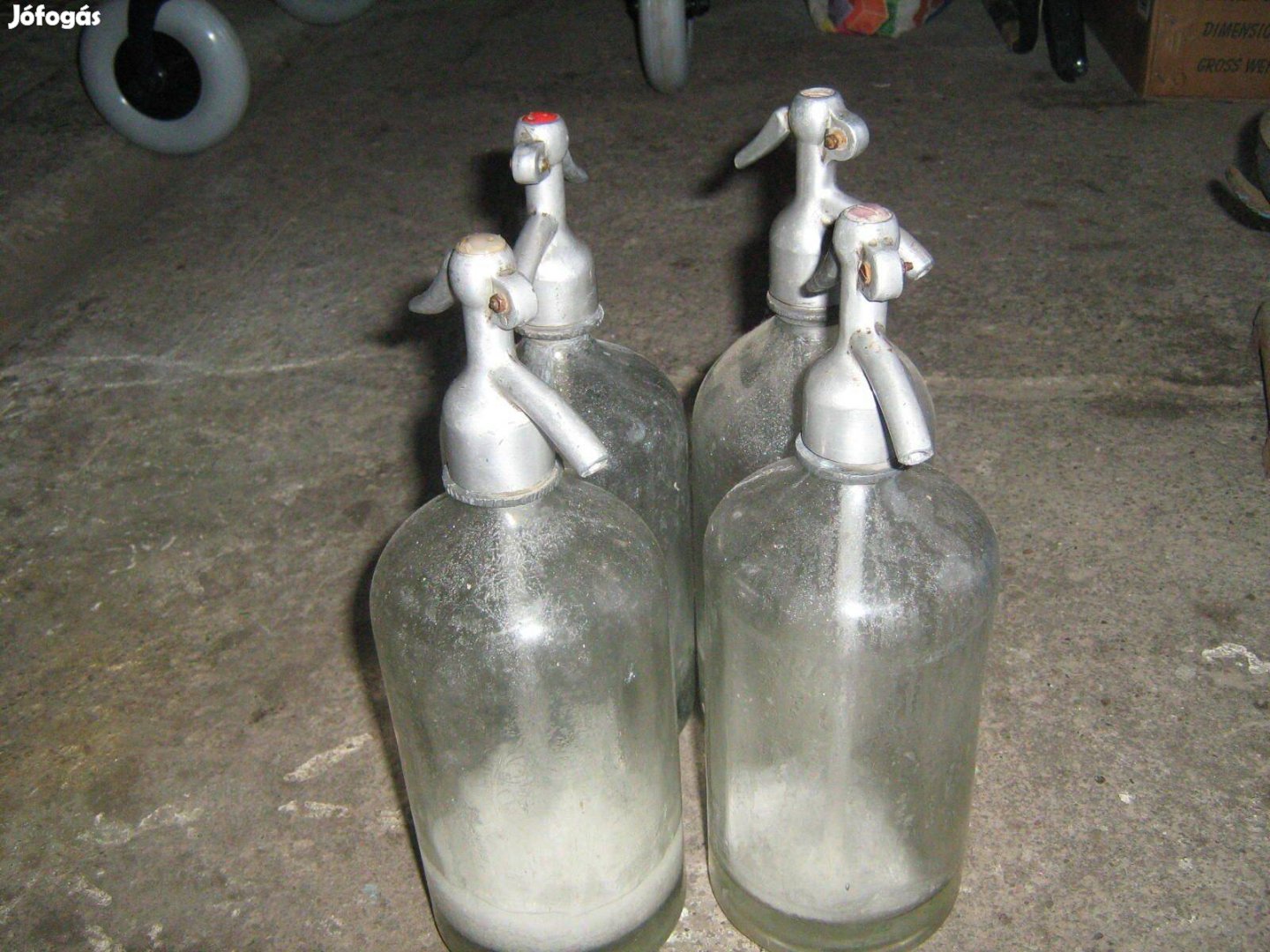 4db régi szódásüveg 1 l-es egyiknek a fején Lantos István