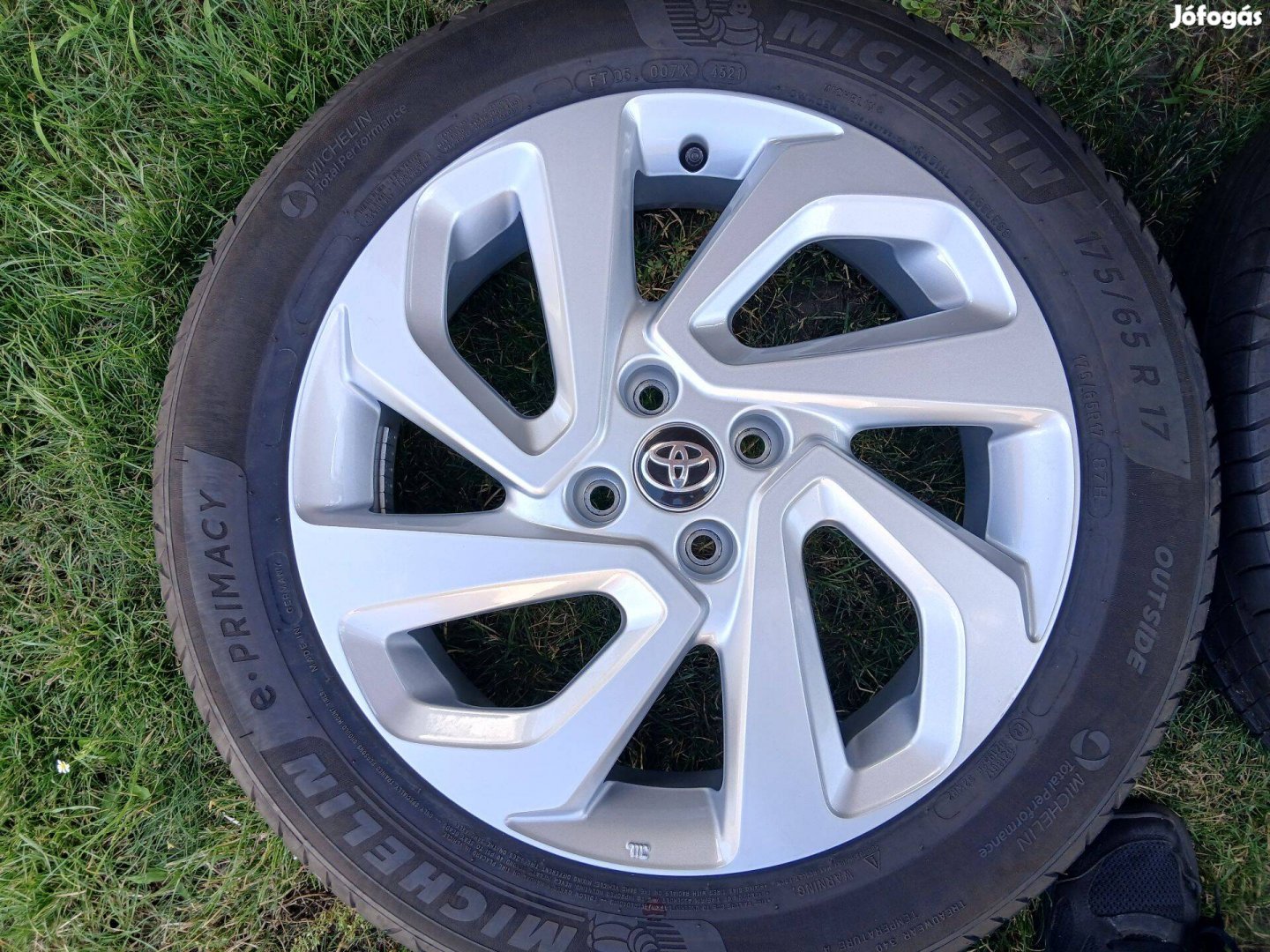 4db újszerű 17" Toyota Aygo X alufelni felni Michelin nyári gumikkal