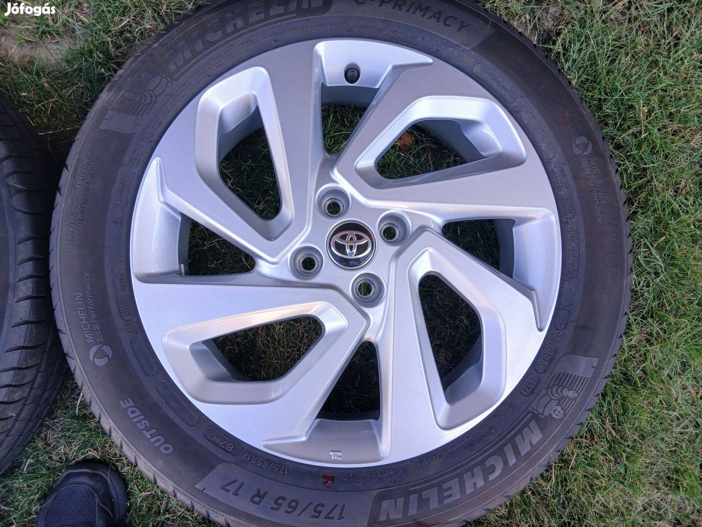 4db újszerű 17" Toyota Aygo X alufelni felni Michelin nyári gumikkal