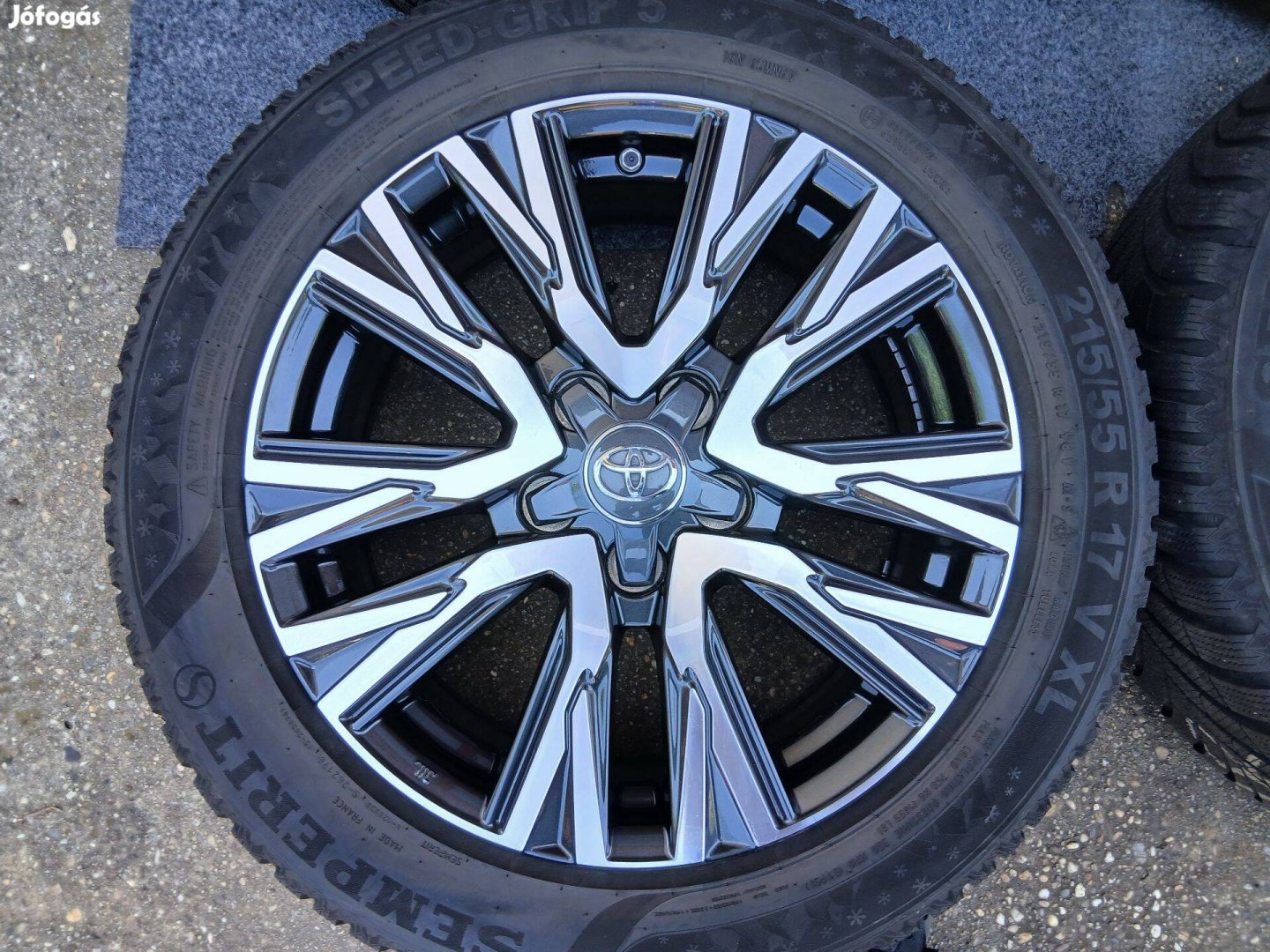 4db újszerű gyári Toyota Yaris Cross 17" alufelni felni téli gumikkal