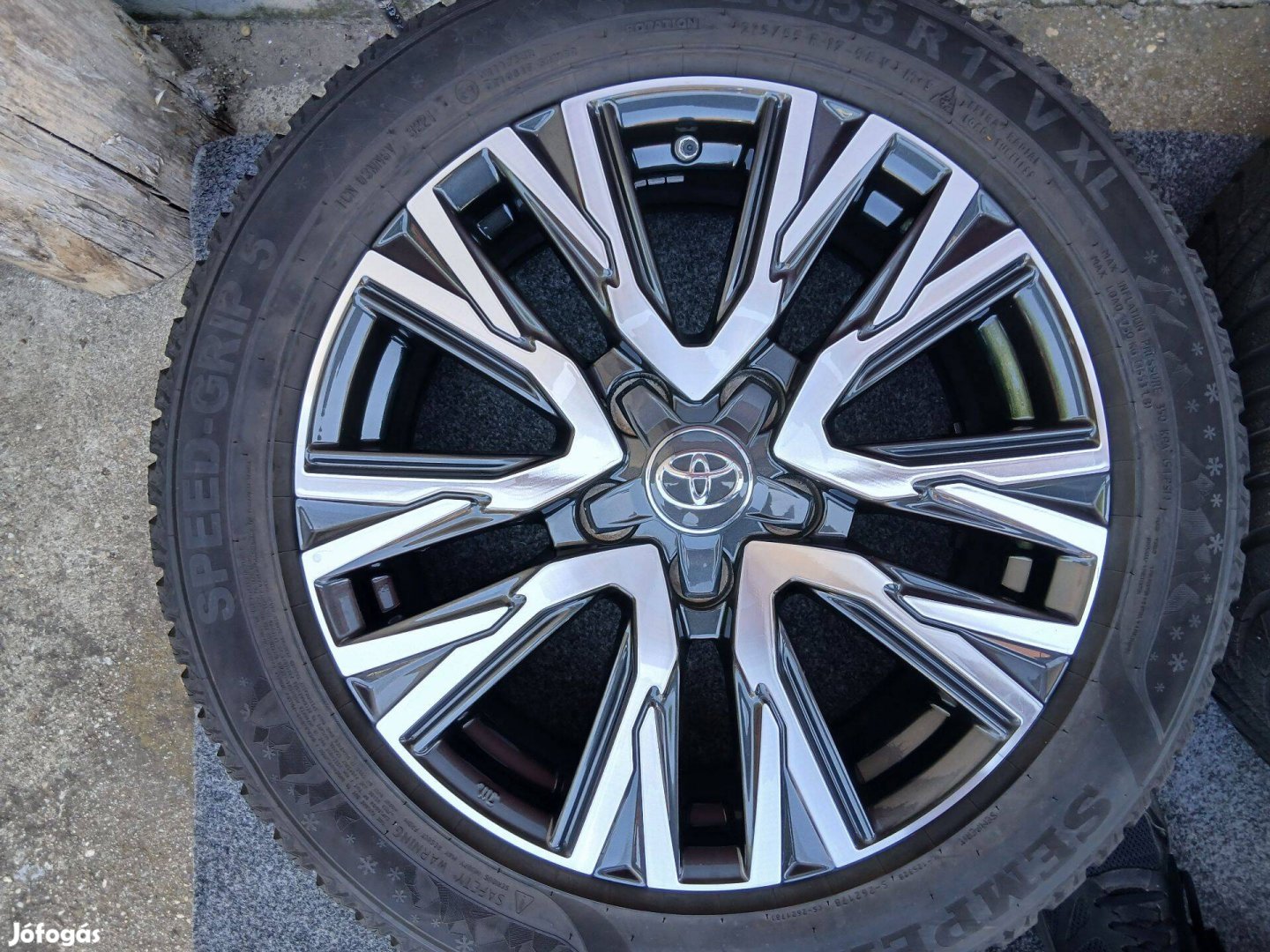 4db újszerű gyári Toyota Yaris Cross 17" alufelni felni téli gumikkal
